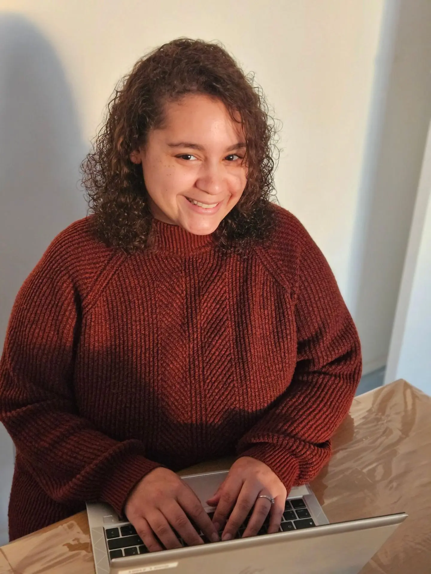 Maëva, en présentation de secrétaire médicale