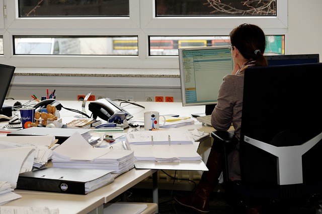 Une secrétaire médicale en plein travail